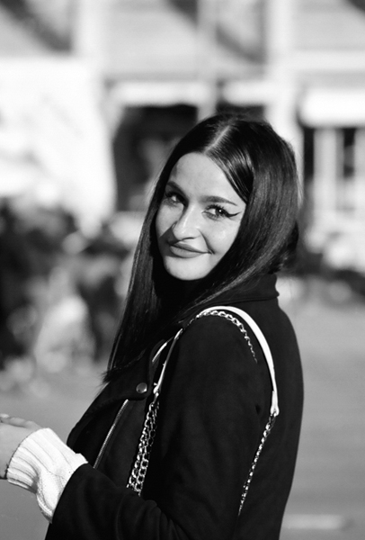 718 :: Girl. Street portrait (Bc)